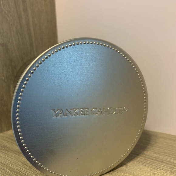 NEW Yankee Candle 2-Wick Balsam & Cedar Scent from Festive Fragrance Collection - Picture 8 of 9